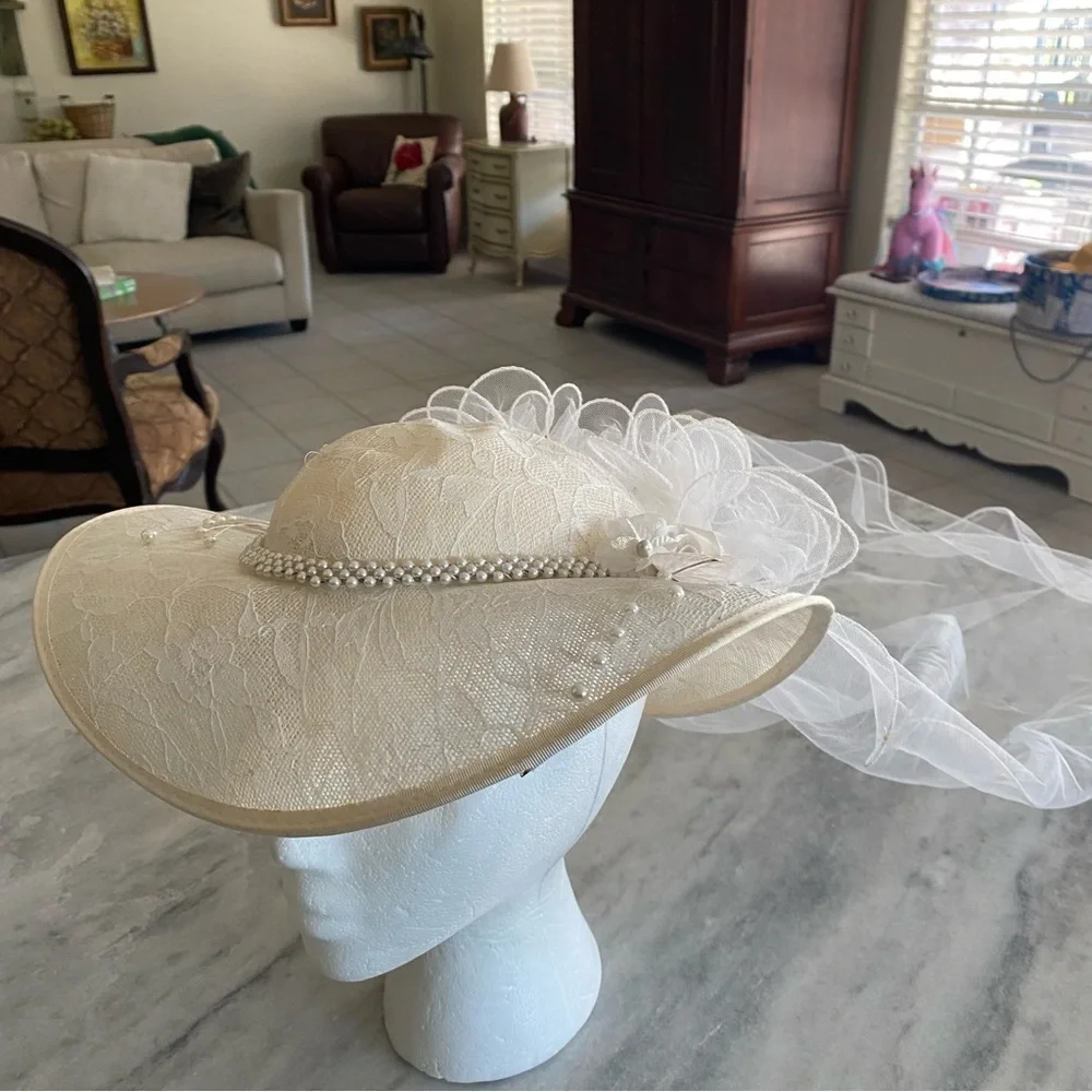 Vintage Wedding Veil Hat  Bride Lace Tulle Vail Cream pearls Roses